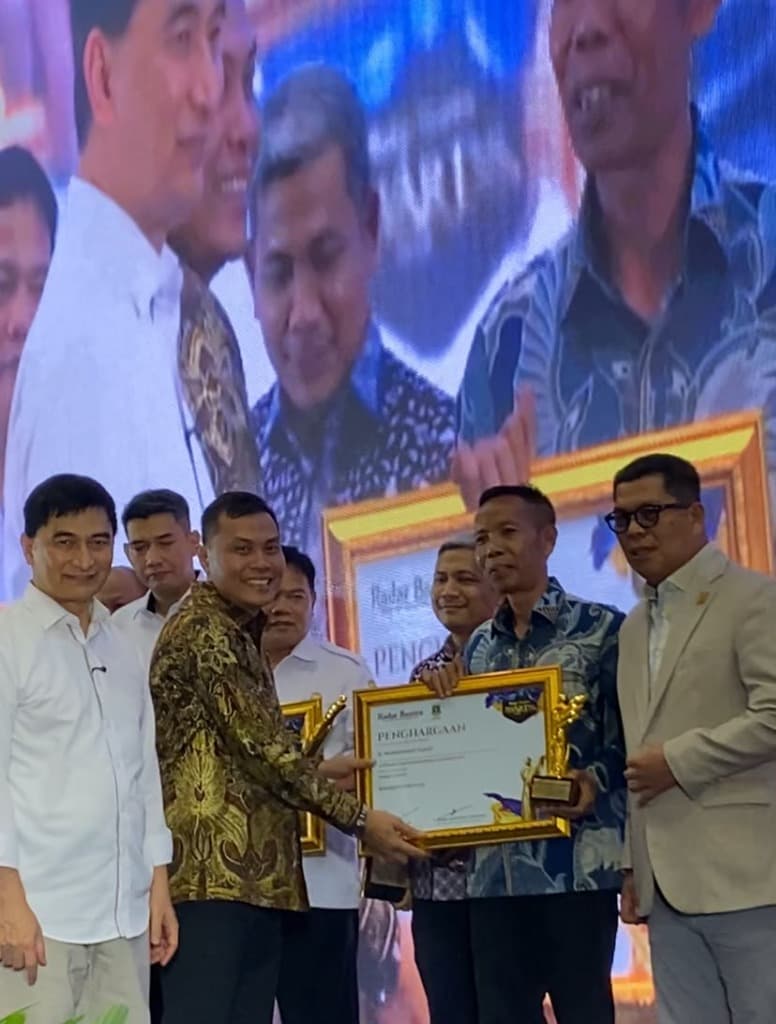 Kepala Desa Kadugenep Raih Penghargaan Bergengsi Tokoh Inovatif Radar Banten Awards 2026